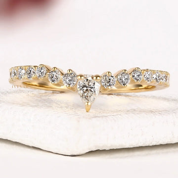 Pear Cut Moissanite Diamond Curved Graduated Band Ring