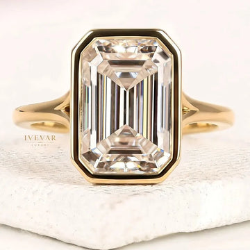 Bezel Setting Emerald Moissanite Diamond Solitaire Engagement Ring
